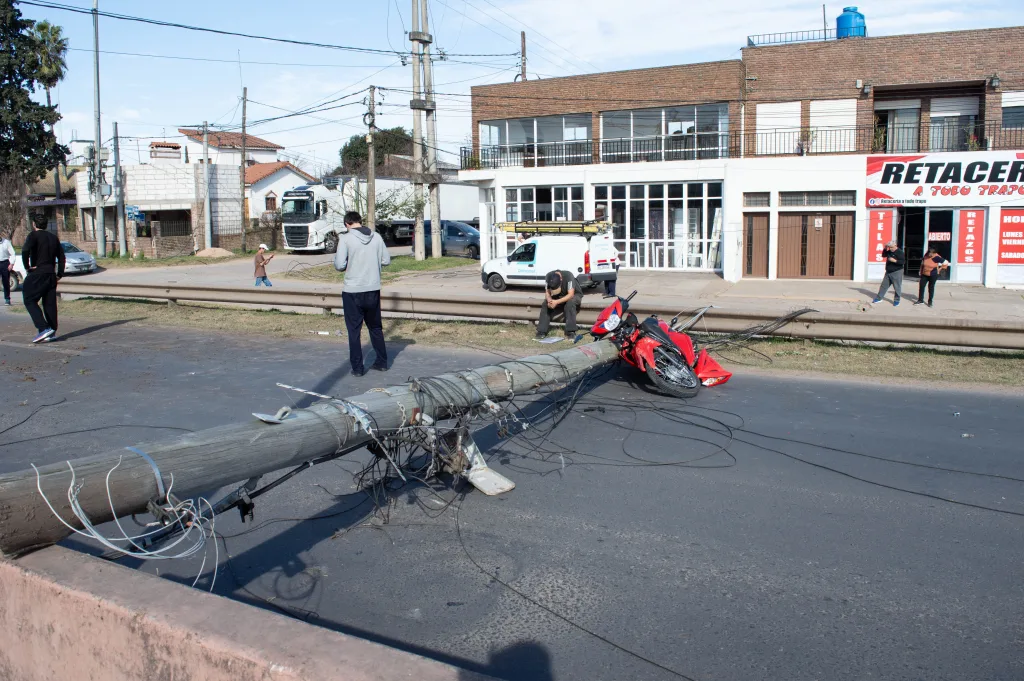 Fuerte choque en Concepción del Uruguay: camión arrastra tendido eléctrico y derriba una motociclista