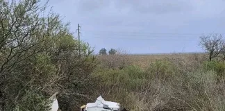 Despiste en Ruta 2: un vehículo volcó cerca del ingreso a Los Conquistadores