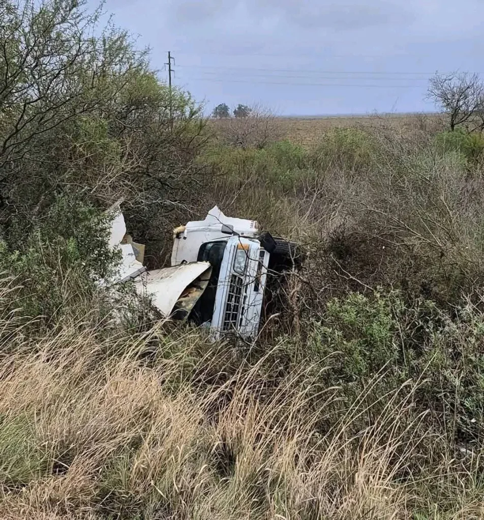 Despiste en Ruta 2: un vehículo volcó cerca del ingreso a Los Conquistadores