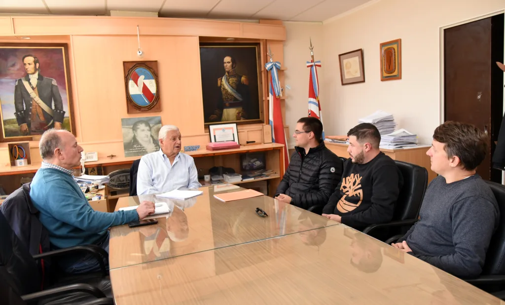 Lauritto con autoridades del Aeroclub