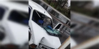 Conducía sin licencia y chocó contra un poste en medio de la lluvia