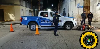 Colisión entre móvil policial y una motocicleta deja dos heridos leves en pleno centro