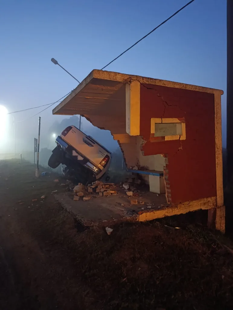 Se durmió al volante y se chocó una garita