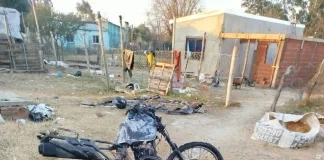 Pelea entre vecinos terminó con un herido grave y un motovehículo incendiado