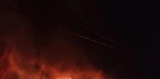 Misterioso incendio arrasa con una cabaña en construcción en San Justo