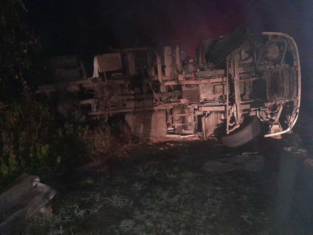 Ruta 12: una mujer quedó atrapada tras el vuelco de un camión