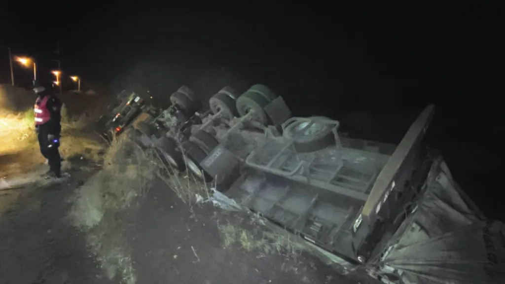 Accidente en Ruta 14: Despiste y vuelco de camión cargado con madera