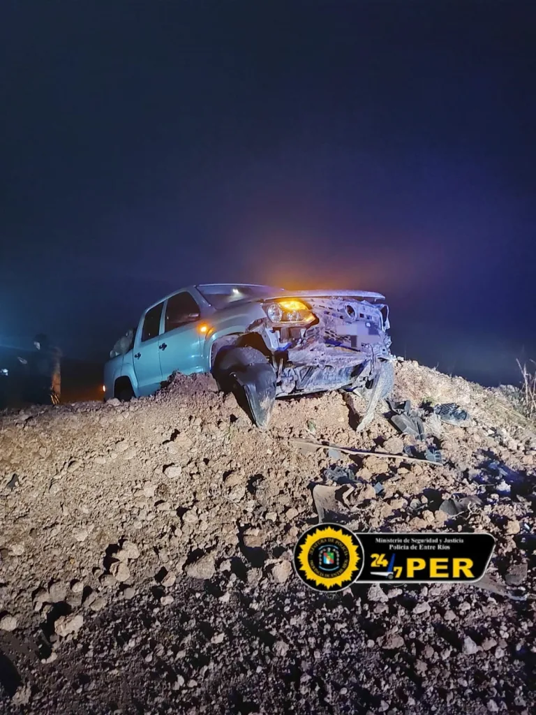 Autovía 18: una camioneta chocó contra un montículo de tierra en zona inhabilitada