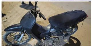 Dejó la moto en marcha, se la robaron y la hallaron semanas después