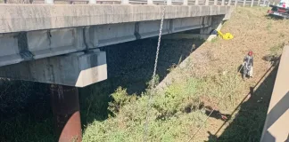 Extrajeron un vehículo sumergido en el Arroyo Sagastume