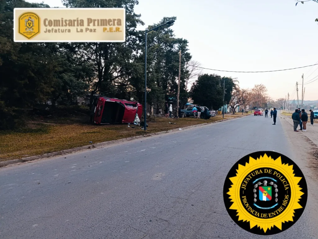 Camioneta pierde el control, colisiona con otros vehículos y vuelca
