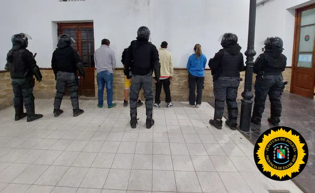 Ataque con bombas molotov y piedras contra una vivienda en el Departamento La Paz