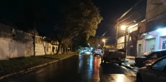 Grave siniestro vial: motociclista colisionó contra una camioneta estacionada