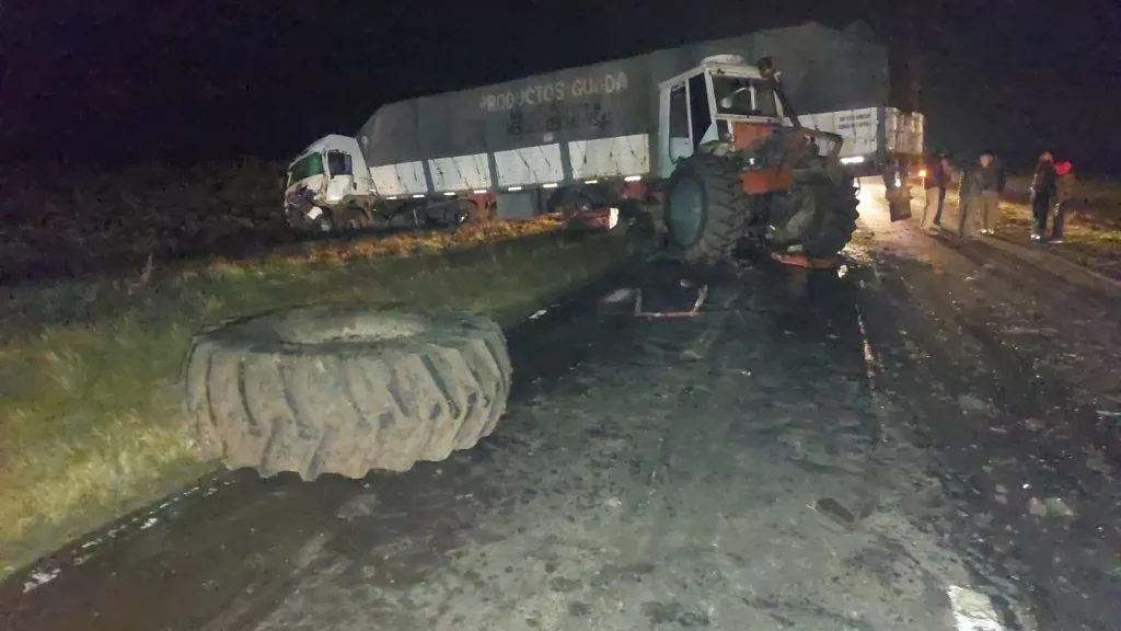 Violento choque entre camión y tractor en Ruta 12: un hombre terminó hospitalizado