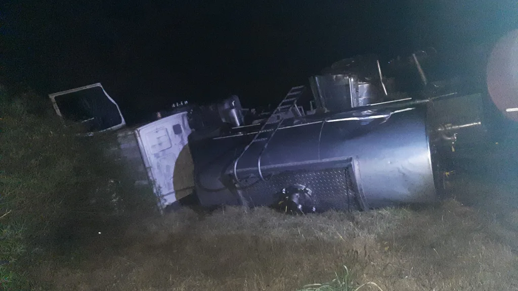 Vuelco de un camión cisterna en la Autovía 12 que transportaba jarabe de maíz