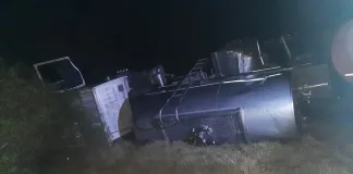 Vuelco de un camión cisterna en la Autovía 12 que transportaba jarabe de maíz