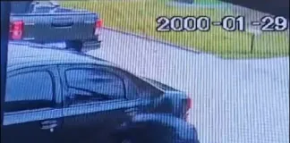 Fue a la carniceria, dejó la moto en marcha y se la robaron