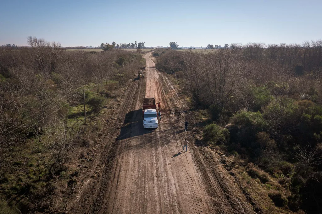 Continúan las mejoras en caminos productivos del departamento Uruguay