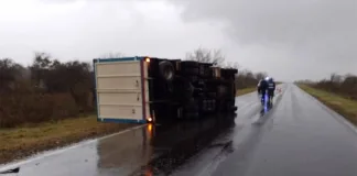 Volcó un camión en Ruta 32 tras perder el control en plena lluvia