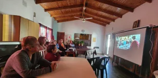 Películas para recordar: una iniciativa que lleva el cine a hogares para adultos mayores