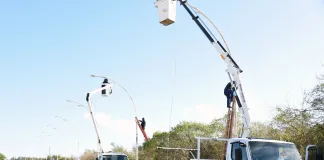 Colocan luminarias en las 35 nuevas columnas de Avenida Frondizi