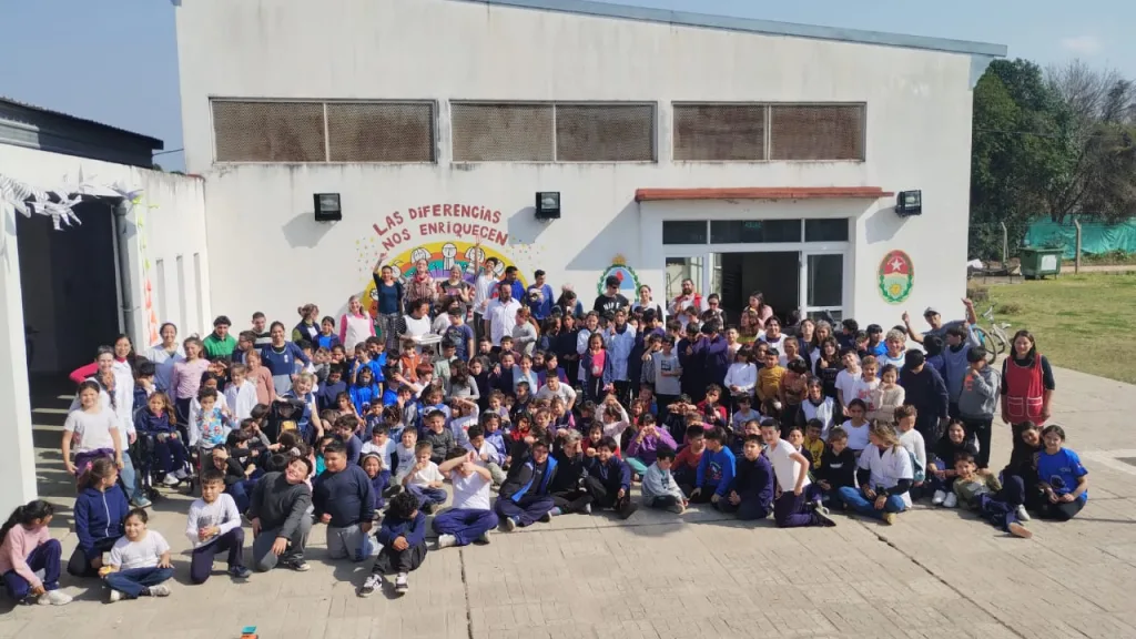 Escuelas primarias pintaron un mural de manera solidaria