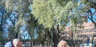 Podaron rosas y entregaron ramos a vecinos en la Plaza Ramírez