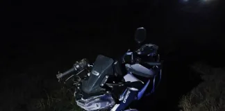 Ruta 14: camioneta embistió a motociclistas, se dio a la fuga y perdió la patente en el lugar del siniestro