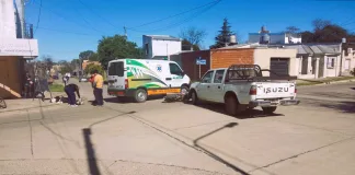 Fuerte choque entre moto y una camioneta en Barrio San Vicente