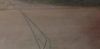 Intentó huir tras ver a la policía, abandonó barras de hierro y fue detenido