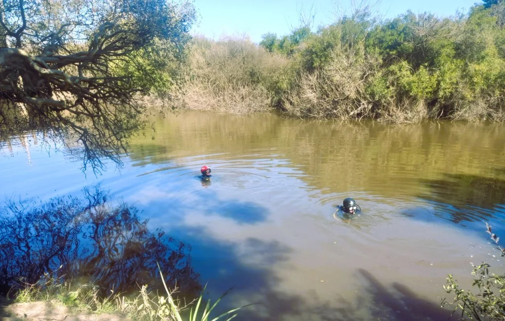 Intensa búsqueda en el arroyo «La China» para localizar el arma utilizada en el ataque al adolescente, sin resultados positivos