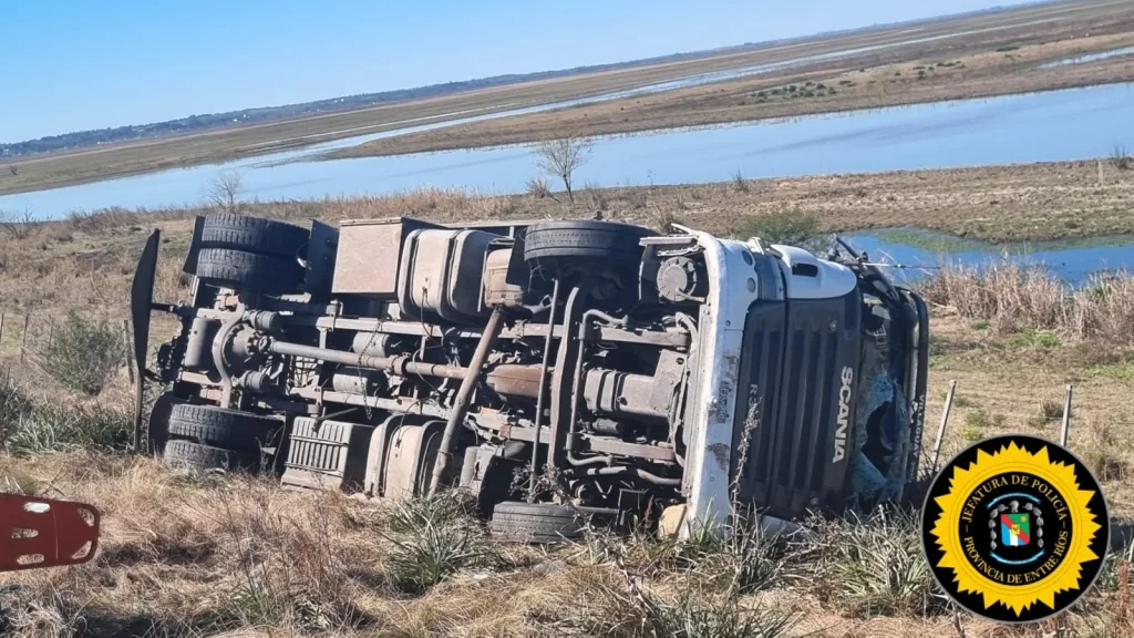 Un camión volcó en el enlace Rosario-Victoria: el conductor resulto herido