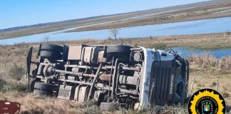 Un camión volcó en el enlace Rosario-Victoria: el conductor resulto herido