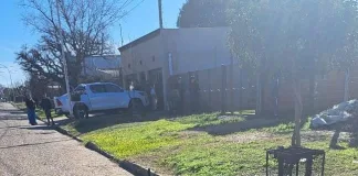 Lo atropelló, huyó y lo encontraron horas después: motociclista en grave estado