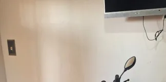 Hallan motocicleta robada oculta en un terreno baldío