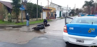Colisión entre una moto y un automóvil dejó un herido leve en Barrio San Vicente