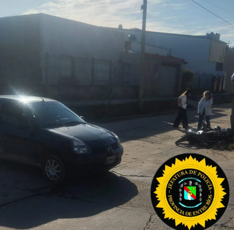 Siniestro Vial en la Intersección de 25 de Agosto y España Deja a Motociclista con Lesiones Leves