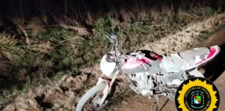 Intentaron evadir un control y fueron detenidos con una moto robada