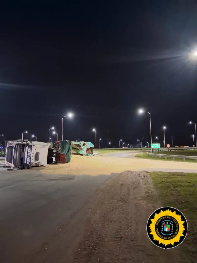 Vuelco de un camión en el Acceso Norte de Villaguay, tras intentar esquivar a un ciclista, dejó un herido