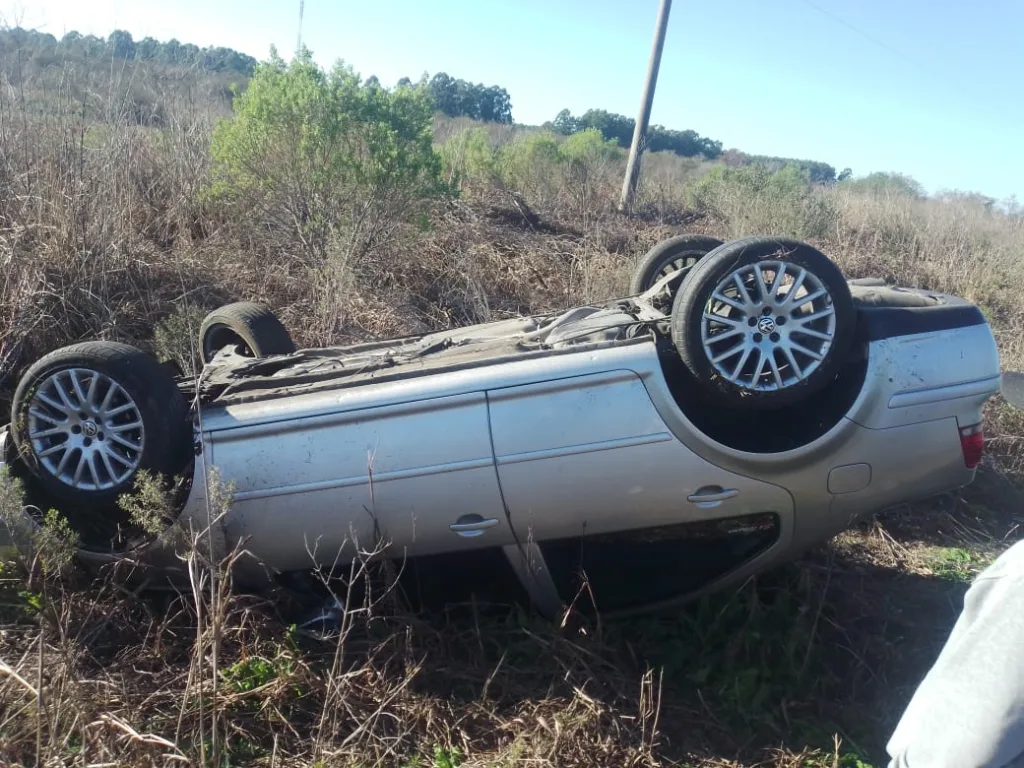 Despiste y vuelco de un automóvil en Ruta 14: Afortunadamente, sin lesionados
