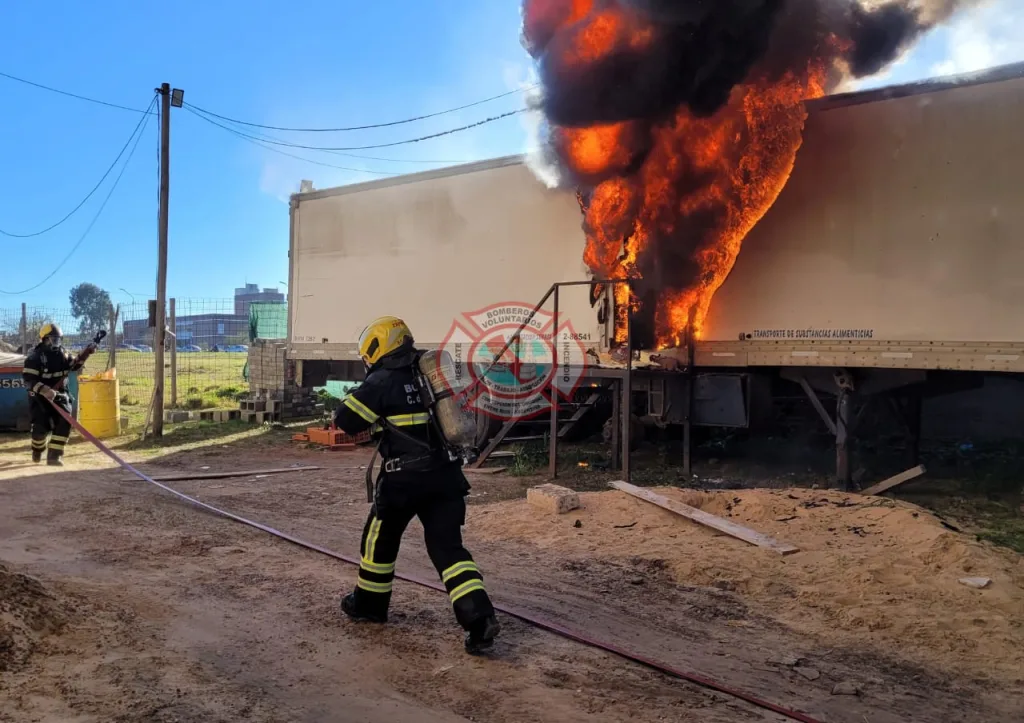 Incendio frente al Hospital Urquiza: Bomberos controlaron un siniestro de un semirremolque