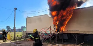 Incendio frente al Hospital Urquiza: Bomberos controlaron un siniestro de un semirremolque