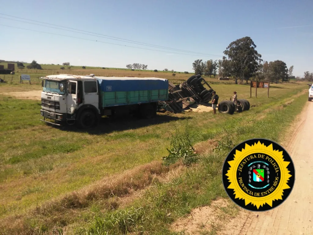 Vuelco de acoplado en Ruta 39: un camión cargado con trigo se desestabilizó cerca de Herrera