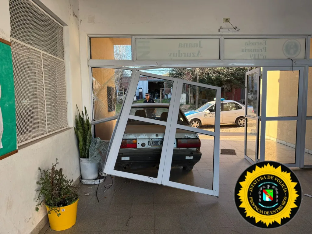 Auto sin conductor impacta en escuela: milagrosamente no hubo heridos