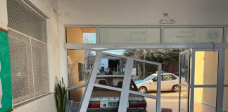 Auto sin conductor impacta en escuela: milagrosamente no hubo heridos