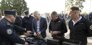 El gobernador inauguró un destacamento en Paraná, entregó vehículos y armas de baja letalidad