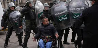 El Gobierno reprimió a personas con discapacidad frente al Congreso