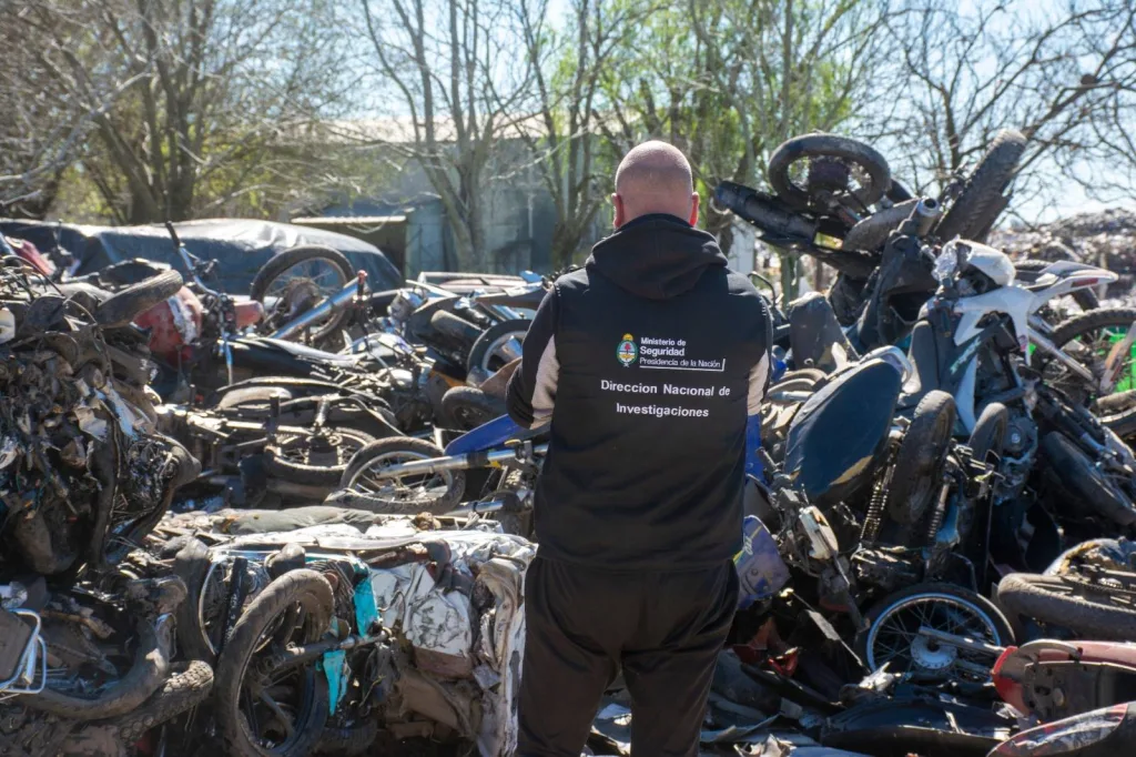 La Municipalidad de Victoria realizó una nueva compactación de vehículos en desuso