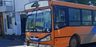 Colectivo y moto chocan en Concepción del Uruguay: una mujer y un niño resultaron heridos