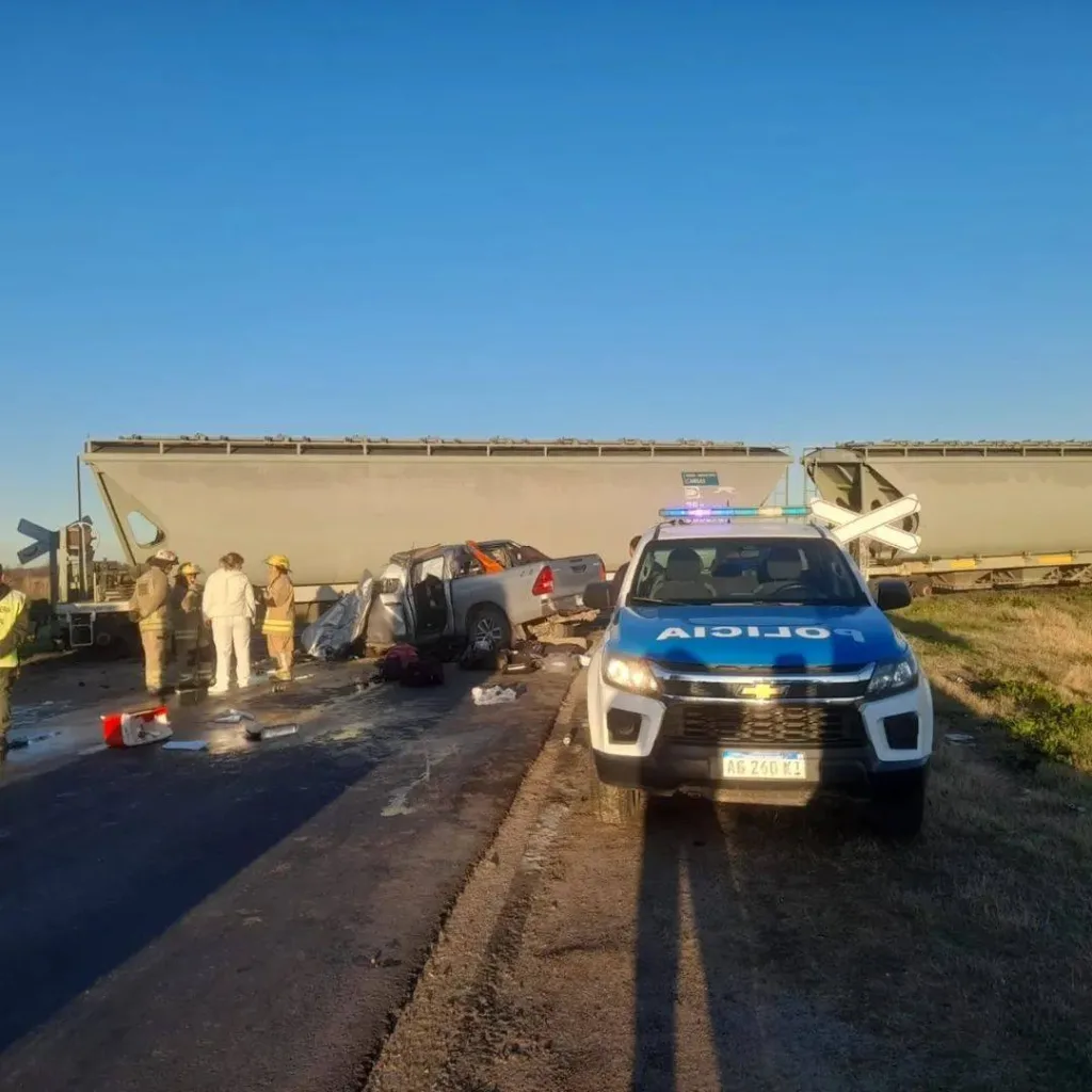 Fatal choque entre una camioneta y un tren en Ruta 12: tres muertos y un herido grave